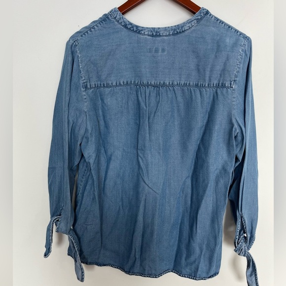 5/20$ Reitmans Blue Denim like Button-Up Blouse size medium - Picture 6 of 6